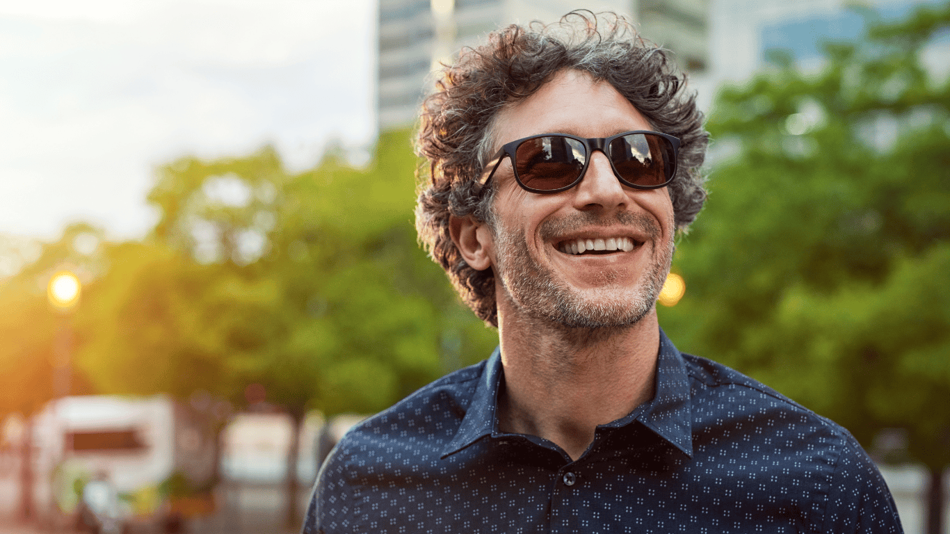 Hombre llevando unas gafas de sol